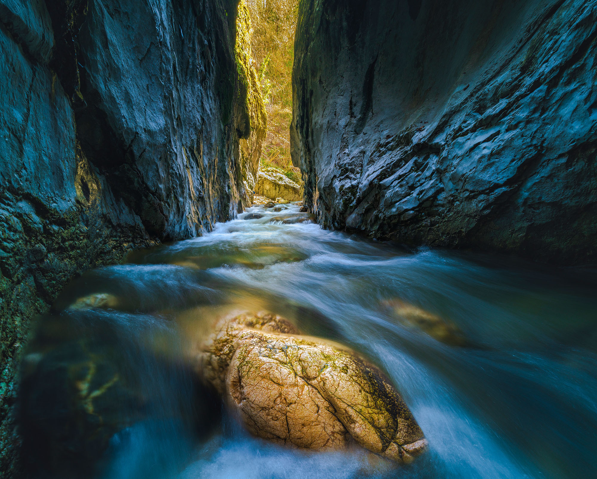 Suntem intre doi pereti inalti de stanca, iar in fata noastra avem un bolovan galben inchis, apa curge printre pereti iar noi suntem in apa, ne aflam in Cheile Criavdiei la inceput de primavara. Debitul apei este destul de mare, peretii si apa au oculoare albastra iar in spate vedem printre pereti lumina galbena.