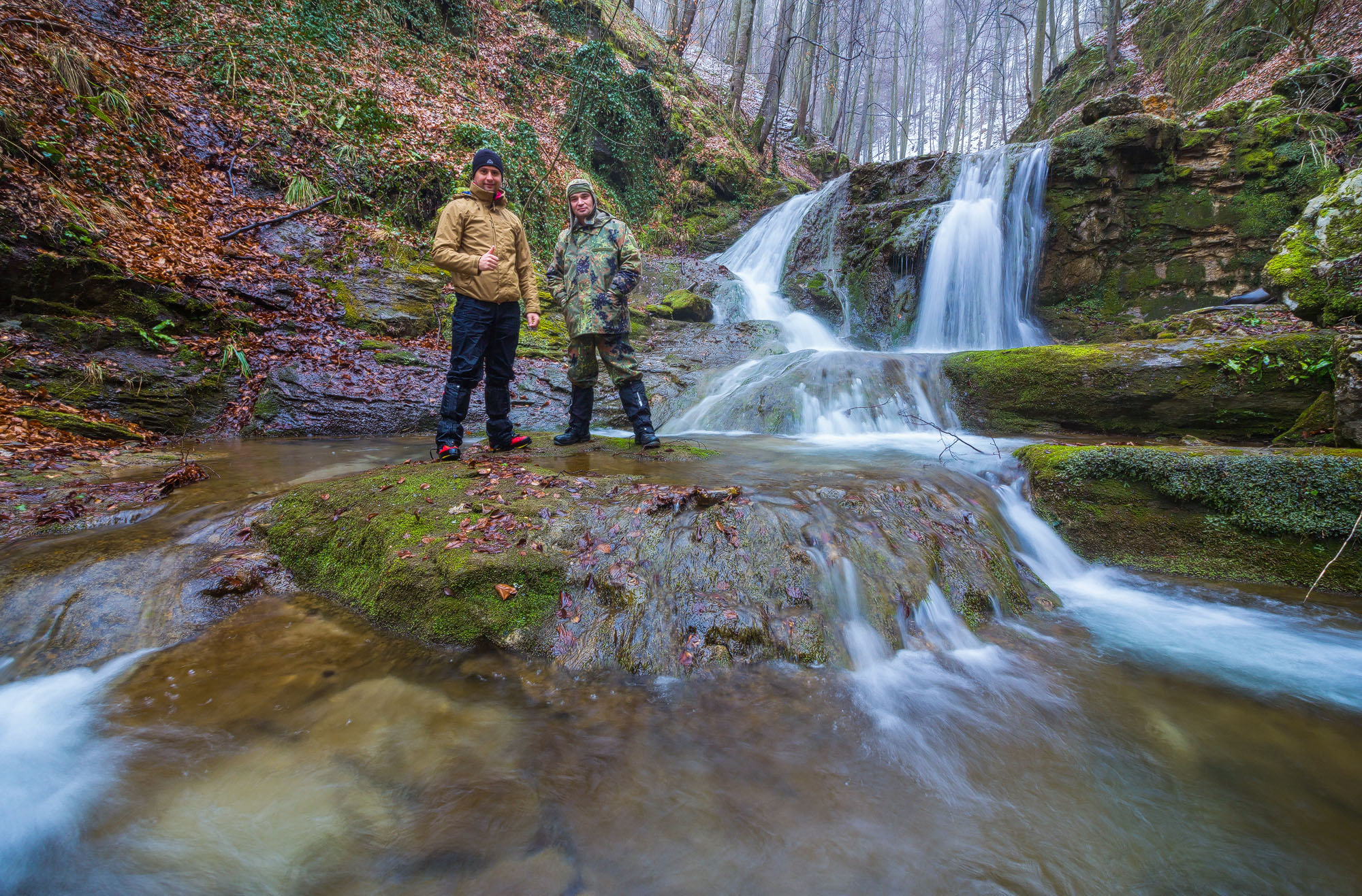 Pode Gelu alaturi de fotograful Cosmin Stan la cascadele Cioclovinei la o tura foto unu la unu
